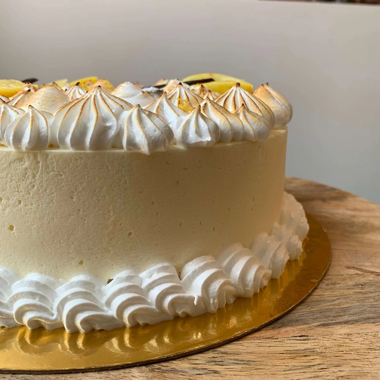 Entremet au citron avec une belle meringue, prise de vue sur le côté du gâteau