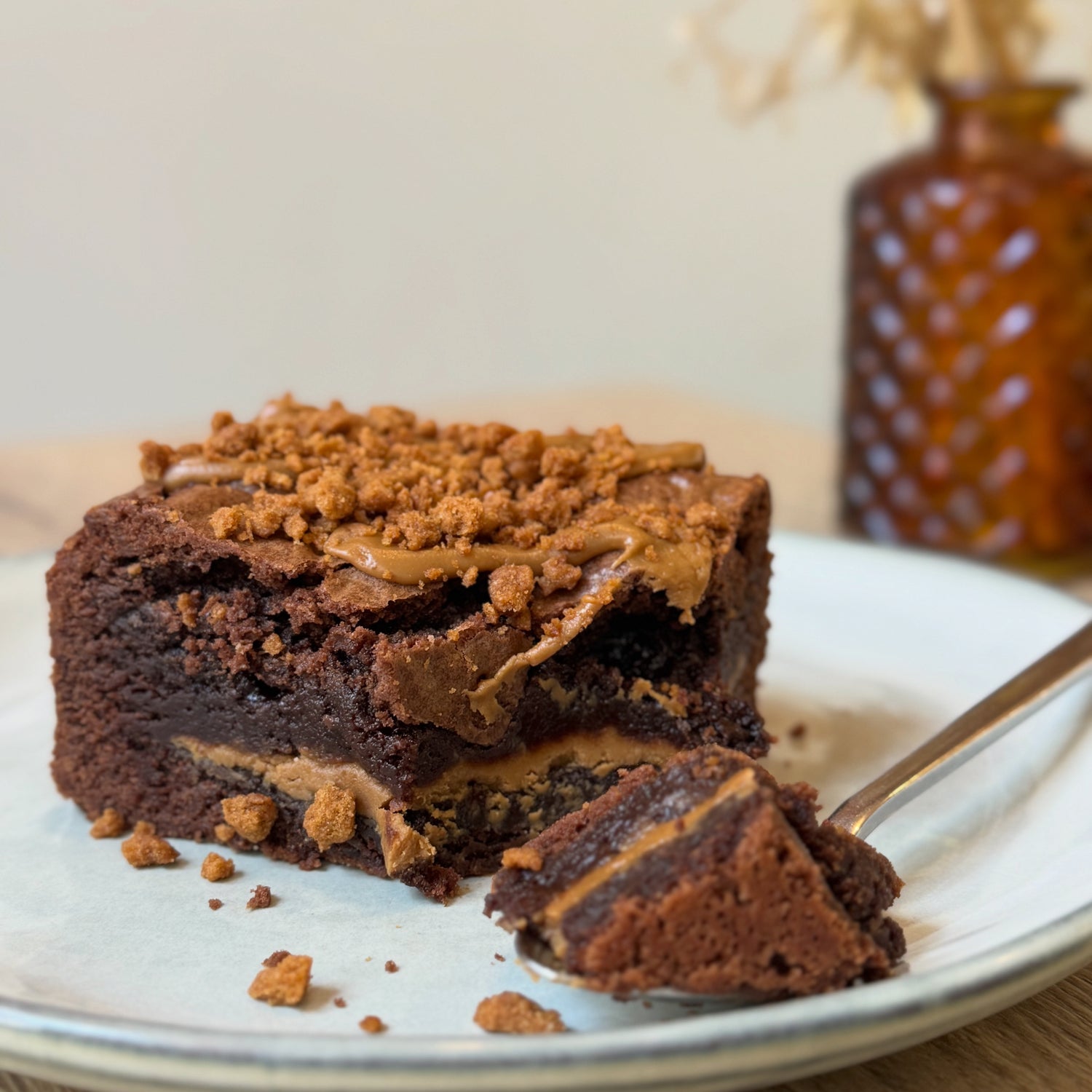 Photo d'un brownie au chocolat avec un coeur de pâte au spéculoos 