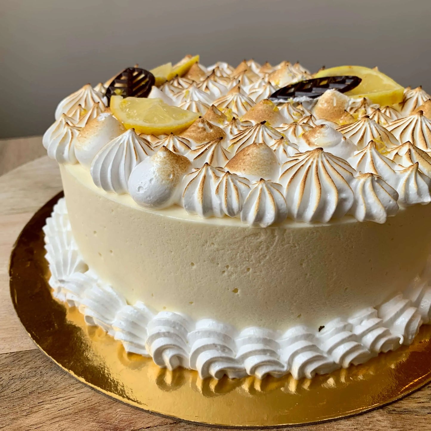 Entremet au citron avec une belle meringue en décoration