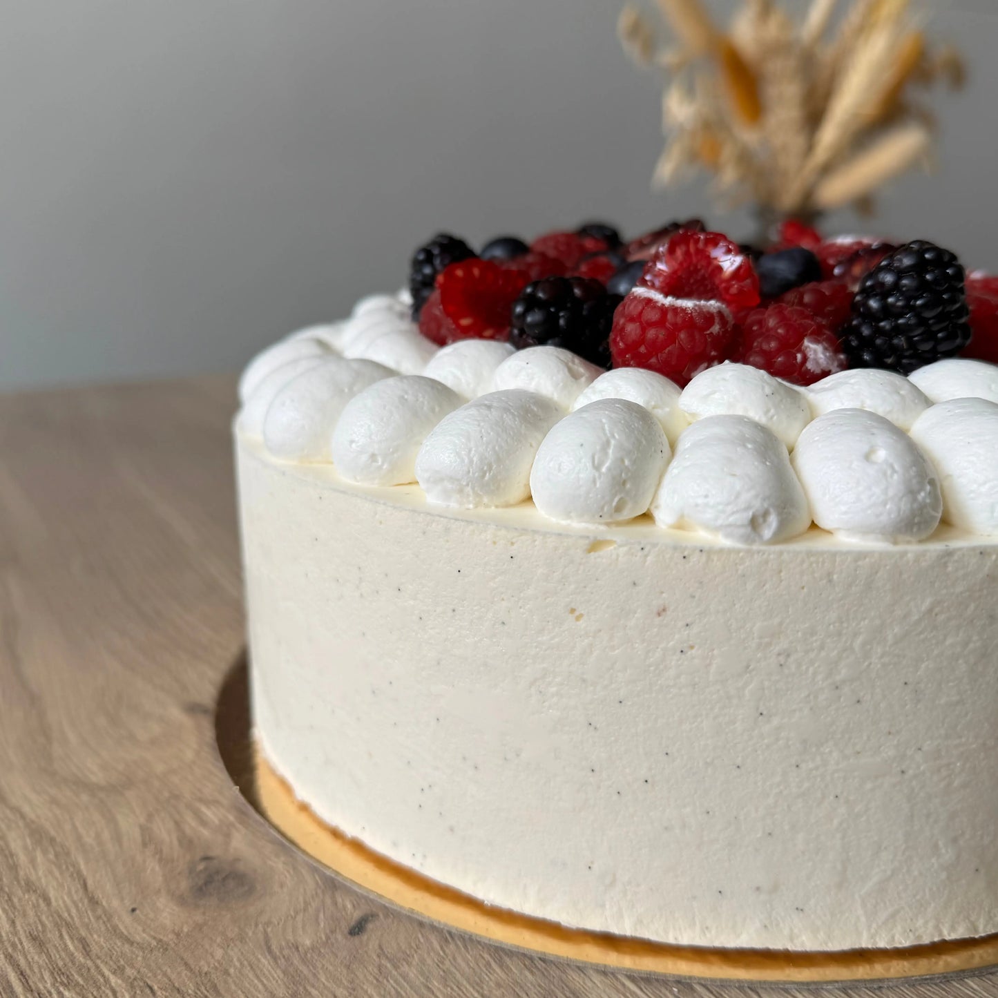 Entremet Fruits Rouges - vu de côté
Belle mousse vanille de 8cm de haut pochée au dessus avec un coeur de fruits rouges