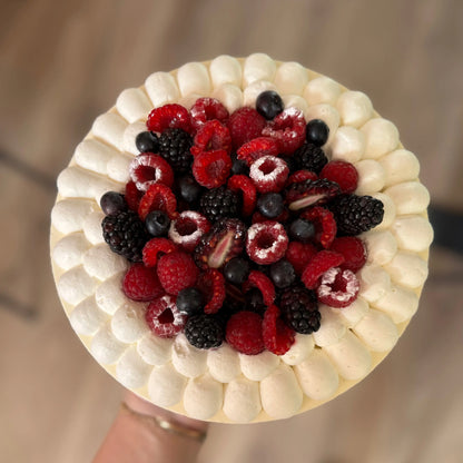 Entremet Fruits rouges - vue du dessus
Crème pochée en cercle autour du gâteau et en son centre un assortiment de fruits rouges (framboise, mûre et myrtille)