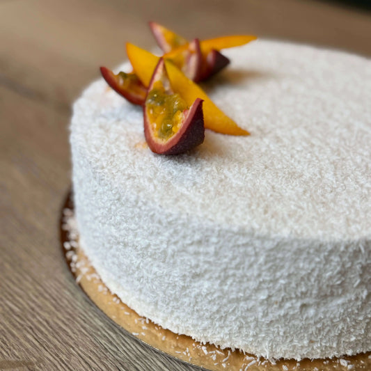Entremet aux saveurs exotiques, recouvert d'une fine couche de coco & de quelques lamelles de mangues & fruits de la passion