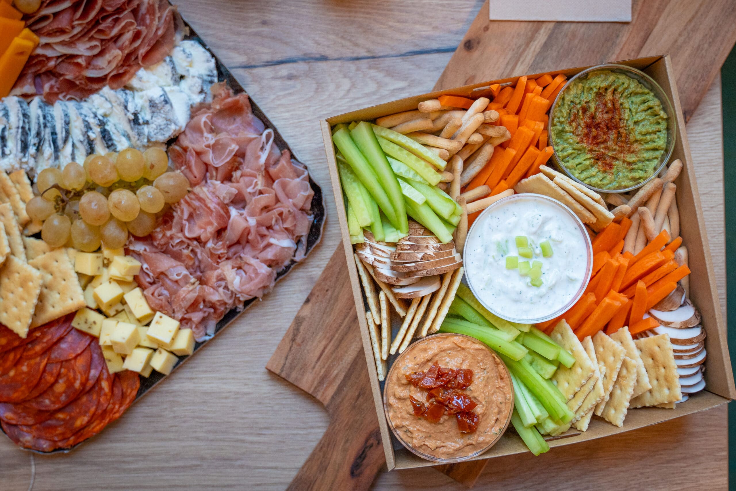 Plateaux repas disposé sur une table fait par les Frangines