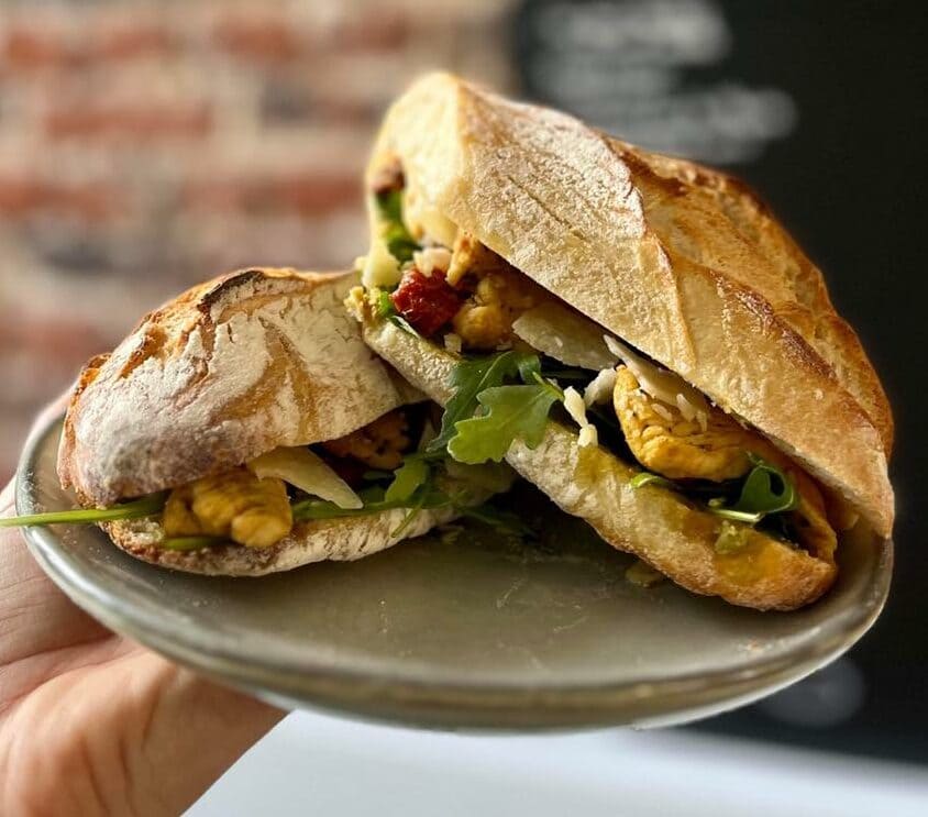 Assiette avec un sandwich au poulet fait par les Frangines