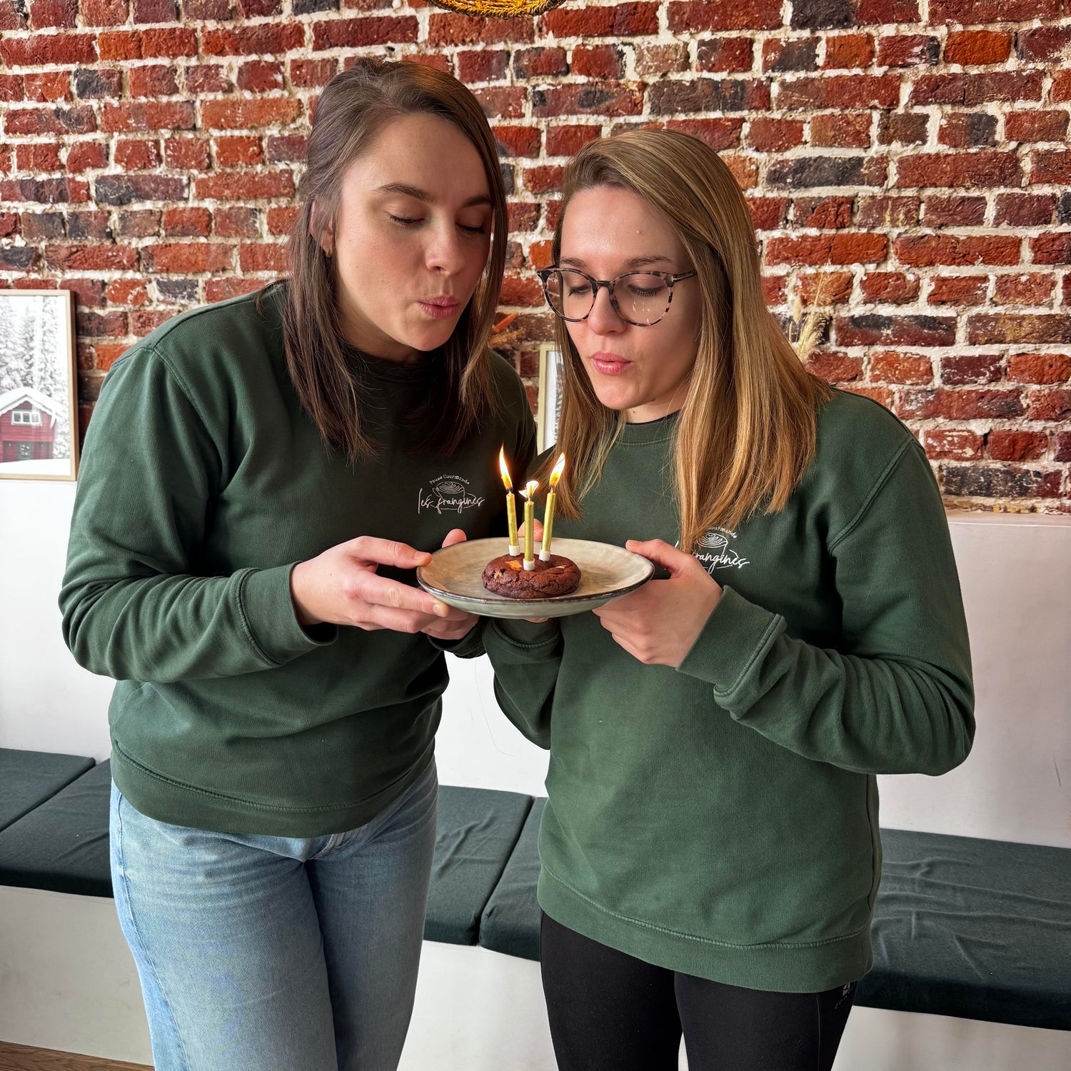 Photo des 2 gérantes de l'établissement souflant une bougie